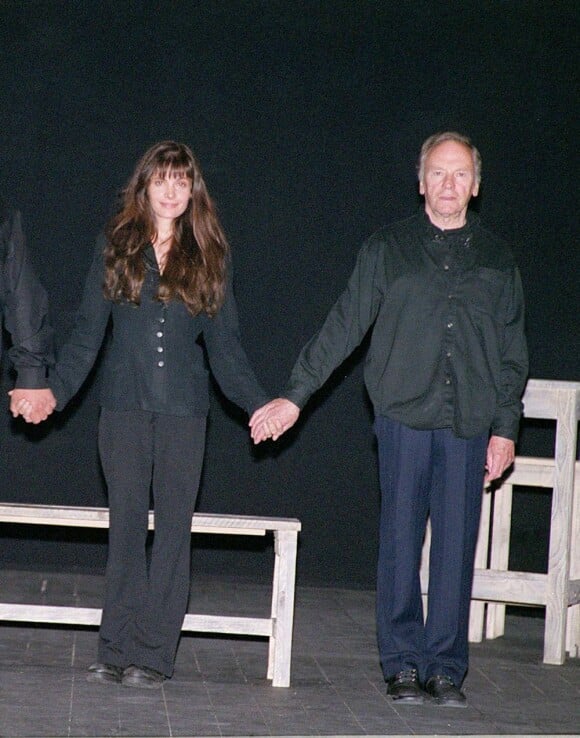 Marie Trintignant et son père Jean-Louis Trintignant sur scène à Paris, le 10 mai 1999.
