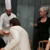 Exclusif - Penélope Cruz et son mari Javier Bardem, qui a reçu un gâteau d'anniversaire de la part du chef du Fouquet's à l'occasion des 49 ans de la star au restaurant Fouquet's à l'issue de la 43 ème cérémonie des César - Paris le 2 mars 2018 © Stephane Vansteenkiste / Bestimage