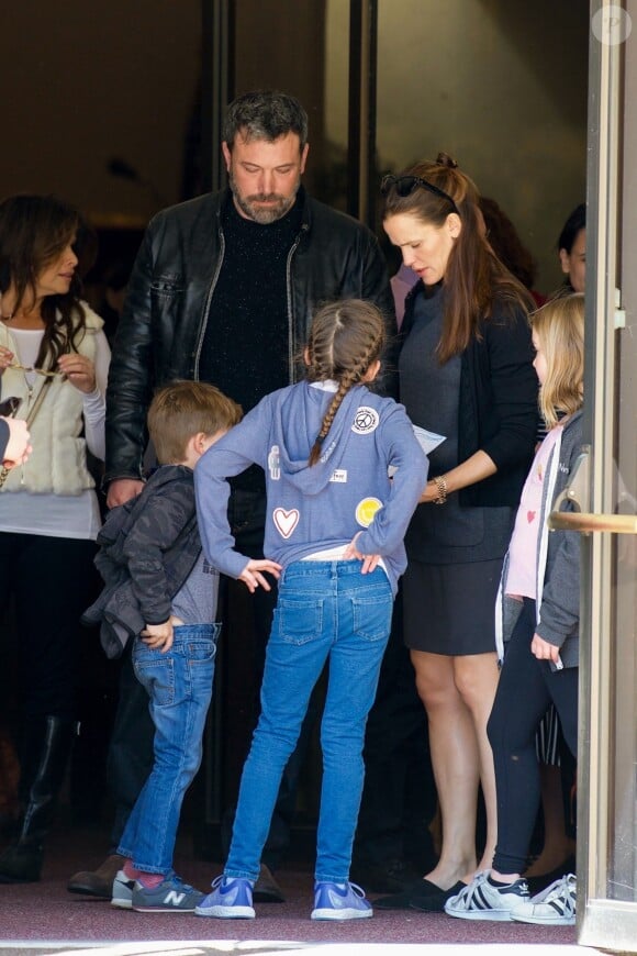 Jennifer Garner avec Ben Affleck et leurs enfants Violet, Seraphina et Samuel - La famille Affleck se retrouve pour aller à la messe à Brentwood, le 25 février 2018