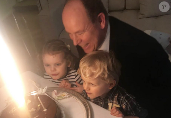 Albert de Monaco, 60 ans, souffle ses bougies avec ses jumeaux Jacques et Gabriella, le 14 mars 2018.