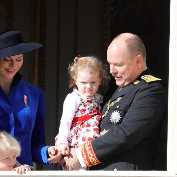 La princesse Charlene et le prince Albert II de Monaco avec leurs jumeaux le prince Jacques et la princesse Gabriella au balcon du palais lors de la fête nationale monégasque, à Monaco, le 19 novembre 2017. © Dominique Jacovides/Bestimage