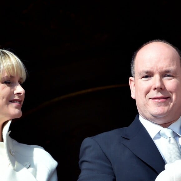 La princesse Charlene et le prince Albert II de Monaco avec la princesse Gabriella et le prince héréditaire Jacques de Monaco lors de la présentation des jumeaux au balcon du palais princier le 7 janvier 2015.