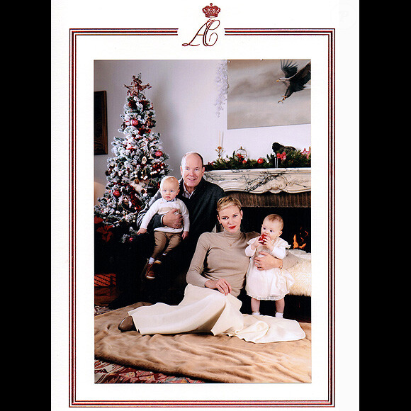 Le prince Albert II et la princesse Charlene de Monaco avec leurs enfants le prince Jacques et la princesse Gabriella prennent la pose pour Noël 2015. Reproduction avec l'aimable autorisation du palais princier.