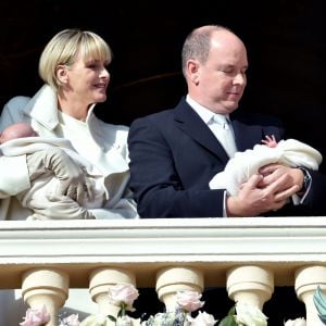 La princesse Charlene et le prince Albert II de Monaco avec la princesse Gabriella et le prince héréditaire Jacques de Monaco lors de la présentation des jumeaux au balcon du palais princier le 7 janvier 2015.