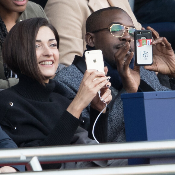 Sheryfa Luna et guest dans les tribunes lors du match de ligue 1 "PSG - Angers (2-0)" au Parc des Princes. Paris, le 14 mars 2018.