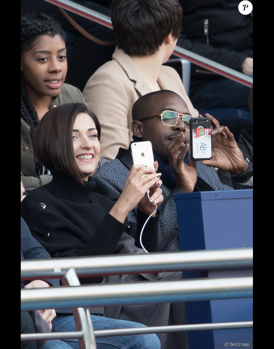 Sheryfa Luna Et Son Nouveau Compagnon Sheryfa Luna et guest dans les tribunes lors du match de ligue 1 PSG -  Angers (2-0) au Parc des Princes. Paris, le 14 mars 2018. - Purepeople