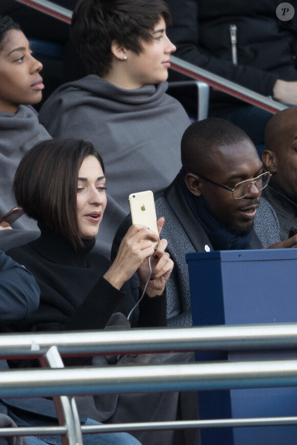 Sheryfa Luna et guest dans les tribunes lors du match de ligue 1 "PSG - Angers (2-0)" au Parc des Princes. Paris, le 14 mars 2018.