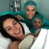 Cristiano Ronaldo, devenu papa pour la 4e fois, pose avec Georgina, leur fille, et son fils aîné. Le 12 novembre 2017