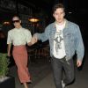Victoria Beckham et son fils Brooklyn, main dans la main, quittent le restaurant Clarette à Londres, le 15 mars 2018.