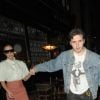 Victoria Beckham et son fils Brooklyn, main dans la main, quittent le restaurant Clarette à Londres, le 15 mars 2018.