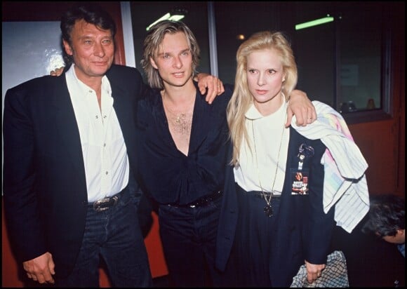 David Hallyday entouré de ses parents, Johnny Hallyday et Sylvie Vartan, le soir de sa première le 9 mars 1991 à Paris.