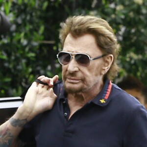 Johnny Hallyday avec sa femme Laeticia, leurs enfants Jade et Joy, Elyette (la grand-mère de Laeticia), Françoise Thibaud (la mère de Laeticia) avec son compagnon Pierre et leurs amis, vont déjeuner au restaurant "Cecconi's" à West Hollywood, pour célébrer leur anniversaire de mariage. A l'arrivée au restaurant Johnny est reparti avec le beau-père de Laeticia, Pierre, pour faire un peu de shopping, puis est revenu peu de temps après avec un grand sac en bandoulière, un cadeau pou sa femme !