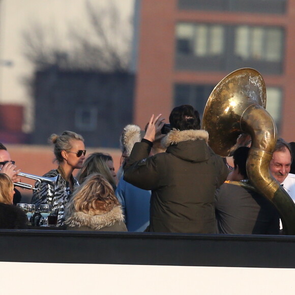Exclusif - Prix Spécial - No web - No blog - Laeticia Hallyday, son mari Johnny Hallyday, et leurs amis réunis à New York le 21 mars 2015, lors du dernier jour des festivités à l'occasion de l'anniversaire de Laeticia qui fête ses 40 ans. Après avoir déjeuné au restaurant "TAO", ils ont pris un bateau pour descendre l'Hudson de 18h à 20h30 avec une fanfare. Ils ont ensuite été dîner au restaurant "Happy Ending" vers 21h30.21/03/2015 - New York