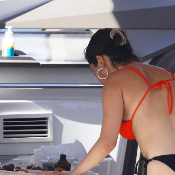 Selena Gomez profite du soleil en bikini avec des amis sur un bateau à Sydney, Australie, le 19 mars 2018.