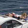 Selena Gomez profite du soleil en bikini avec des amis sur un bateau à Sydney, Australie, le 19 mars 2018.