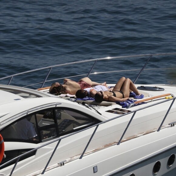 Selena Gomez profite du soleil en bikini avec des amis sur un bateau à Sydney, Australie, le 19 mars 2018.