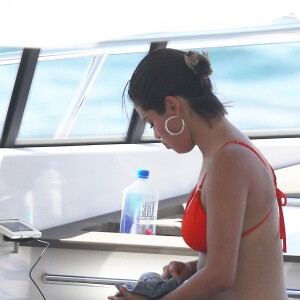 Selena Gomez profite du soleil en bikini avec des amis sur un bateau à Sydney, Australie, le 19 mars 2018.