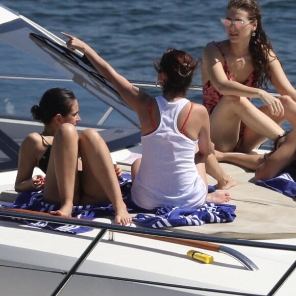 Selena Gomez profite du soleil en bikini avec des amis sur un bateau à Sydney, Australie, le 19 mars 2018.