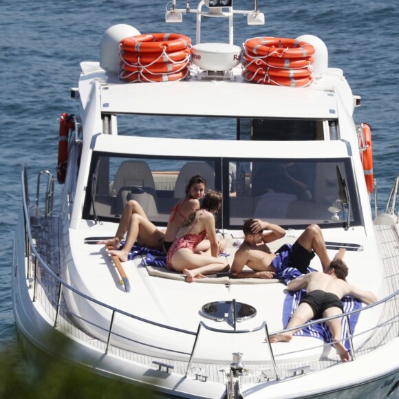 Selena Gomez profite du soleil en bikini avec des amis sur un bateau à Sydney, Australie, le 19 mars 2018.