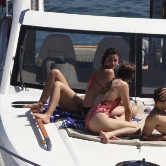 Selena Gomez profite du soleil en bikini avec des amis sur un bateau à Sydney, Australie, le 19 mars 2018.