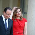 Francois Hollande et Valérie Trierweiler sur le parvis de l'Elysée à Paris, le 7 mai 2013.