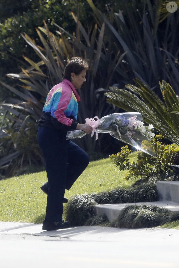 Exclusif - Laeticia Hallyday reçoit de nombreux bouquets de fleurs à son domicile le jour de son anniversaire à Pacific Palisades, dont beaucoup de la part d'amis français. Le 18 mars 2018.