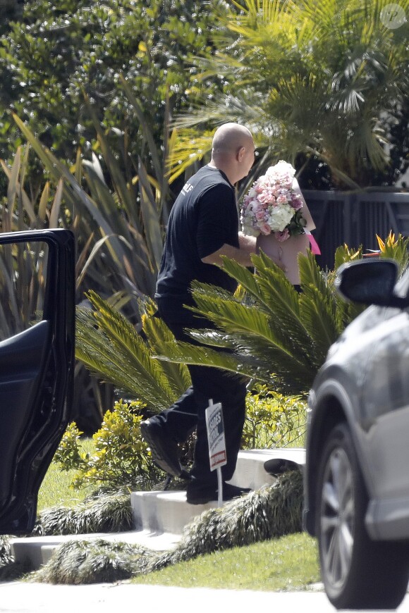 Exclusif - Laeticia Hallyday reçoit de nombreux bouquets de fleurs à son domicile le jour de son anniversaire à Pacific Palisades, dont beaucoup de la part d'amis français. Le 18 mars 2018.