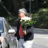 Exclusif - Laeticia Hallyday reçoit de nombreux bouquets de fleurs à son domicile le jour de son anniversaire à Pacific Palisades, dont beaucoup de la part d'amis français. Le 18 mars 2018.