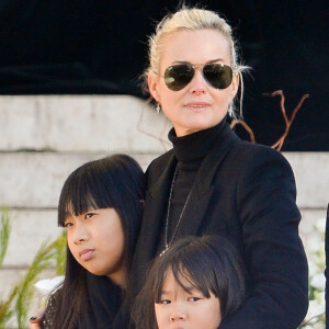 Laeticia Hallyday et ses filles Jade et Joy devant l'église de la Madeleine pour les obsèques de Johnny Hallyday à Paris, France, le 9 décembre 2017. © Veeren/Bestimage