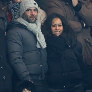 Exclusif - Amel Bent et son compagnon Patrick assistent au match de Ligue des Champions PSG - Olympiakos au Parc des Princes le 27 novembre 2013.