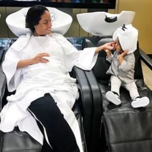 Amel Bent chez le coiffeur avec sa fille Sophia, 1 en et demi. Instagram, le 15 septembre 2017.