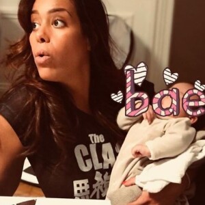 Amel Bent publie la première photo de sa fille Hana sur Instagram le 17 décembre 2017.