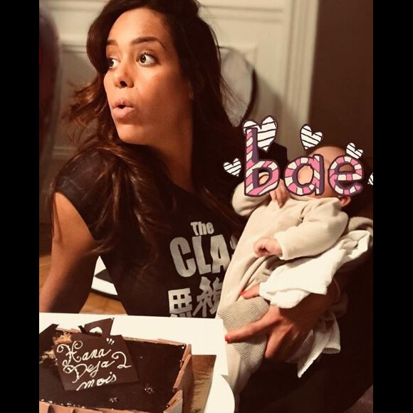 Amel Bent publie la première photo de sa fille Hana sur Instagram le 17 décembre 2017.