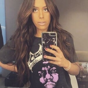 Amel Bent incroyablement amincie depuis la naissance de son deuxième enfant, sa petite Hana.