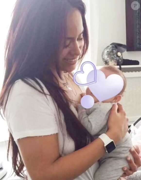 Amel Bent publie une photo de sa fille aînée Sofia, bébé, sur Instagram le 4 février 2018, à l'occasion de son deuxième anniversaire.