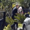 Exclusif - Laeticia Hallyday reçoit de nombreux bouquets de fleurs à son domicile le jour de son anniversaire à Pacific Palisades, dont beaucoup de la part d'amis français. Le 18 mars 2018.