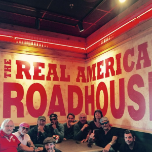 Johnny Hallyday et sa bande, dont Pierre Billon, en plein road trip à travers les Etats-Unis - Pause lunch à la Louisiane, il y a une semaine, le 16 septembre 2016.