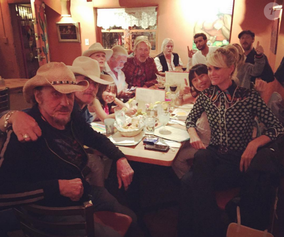 Johnny Hallyday et sa bande, dont Pierre Billon, en plein road trip à travers les Etats-Unis - Dîner en amis avec Laeticia à Santa Fe, le 21 septembre 2016.