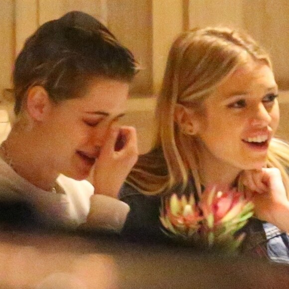 Exclusif - Kristen Stewart et sa petite amie Stella Maxwell dînent dans un restaurant à Los Angeles le 21 mars 2018.