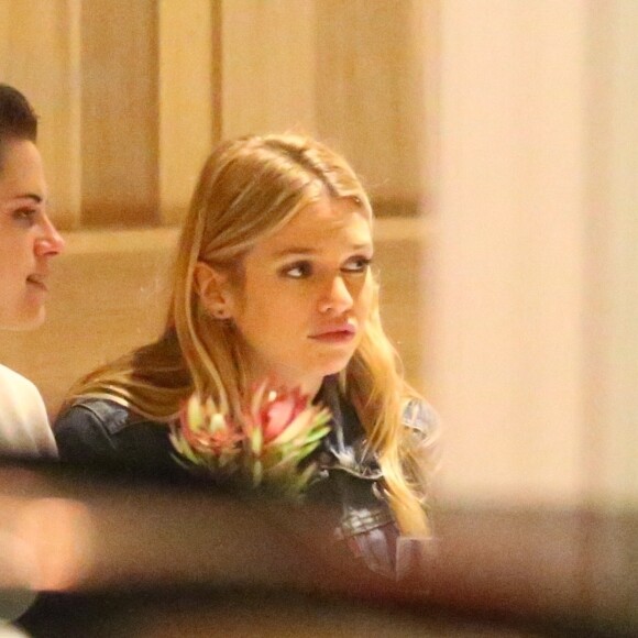 Exclusif - Kristen Stewart et sa petite amie Stella Maxwell dînent dans un restaurant à Los Angeles le 21 mars 2018.