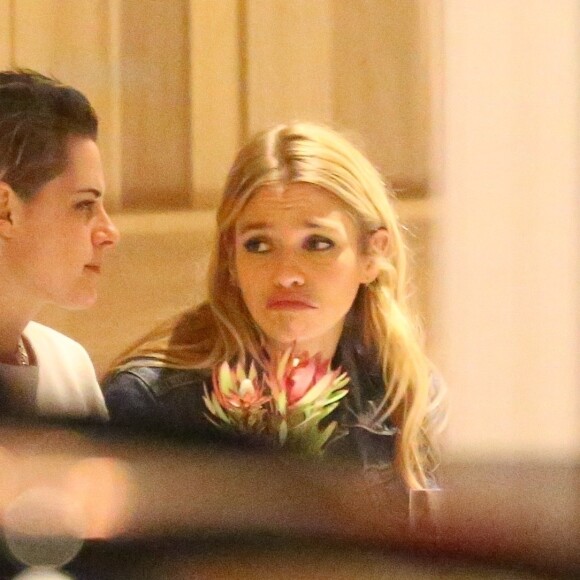 Exclusif - Kristen Stewart et sa petite amie Stella Maxwell dînent dans un restaurant à Los Angeles le 21 mars 2018.