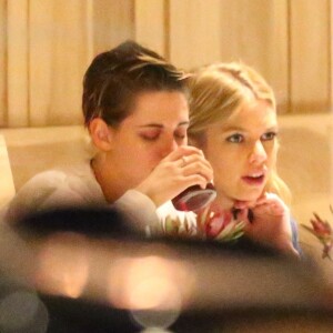 Exclusif - Kristen Stewart et sa petite amie Stella Maxwell dînent dans un restaurant à Los Angeles le 21 mars 2018.