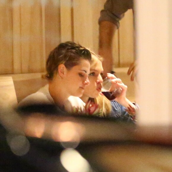 Exclusif - Kristen Stewart et sa petite amie Stella Maxwell dînent dans un restaurant à Los Angeles le 21 mars 2018.