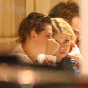 Exclusif - Kristen Stewart et sa petite amie Stella Maxwell dînent dans un restaurant à Los Angeles le 21 mars 2018.