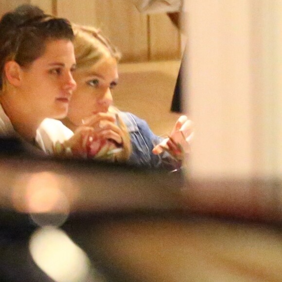 Exclusif - Kristen Stewart et sa petite amie Stella Maxwell dînent dans un restaurant à Los Angeles le 21 mars 2018.