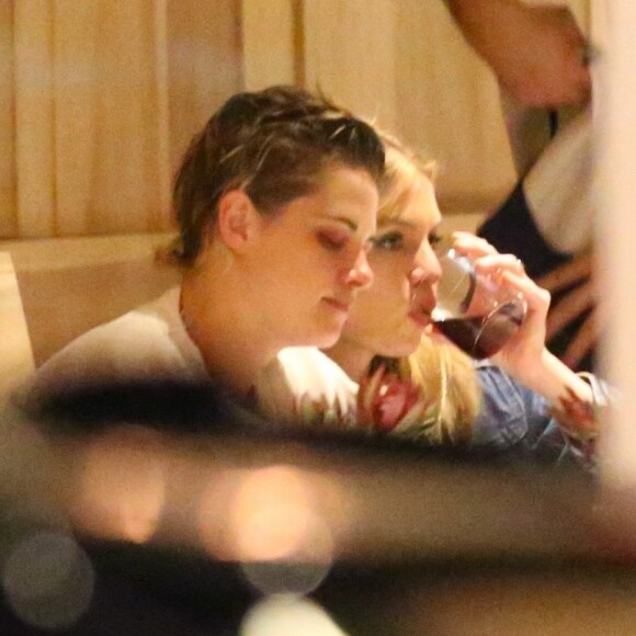 Exclusif - Kristen Stewart et sa petite amie Stella Maxwell dînent dans un restaurant à Los Angeles le 21 mars 2018.