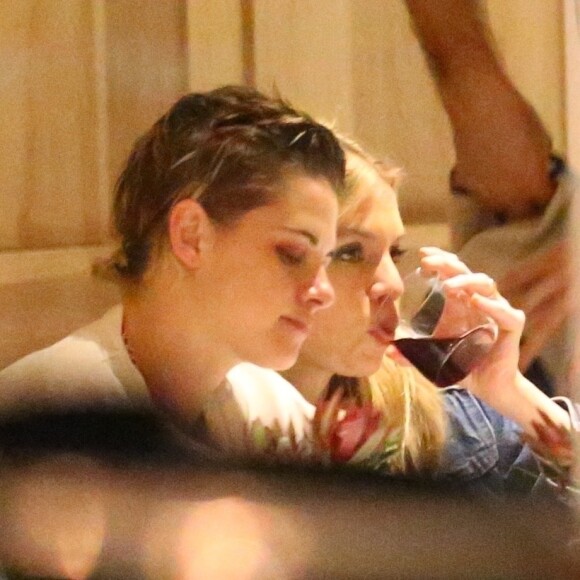Exclusif - Kristen Stewart et sa petite amie Stella Maxwell dînent dans un restaurant à Los Angeles le 21 mars 2018.