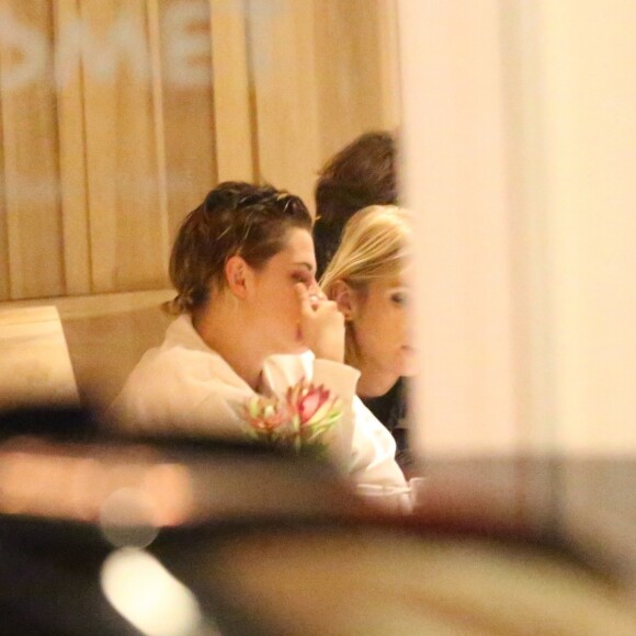 Exclusif - Kristen Stewart et sa petite amie Stella Maxwell dînent dans un restaurant à Los Angeles le 21 mars 2018.