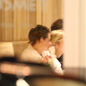 Exclusif - Kristen Stewart et sa petite amie Stella Maxwell dînent dans un restaurant à Los Angeles le 21 mars 2018.