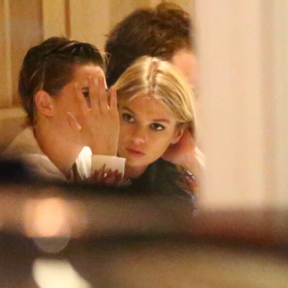 Exclusif - Kristen Stewart et sa petite amie Stella Maxwell dînent dans un restaurant à Los Angeles le 21 mars 2018.